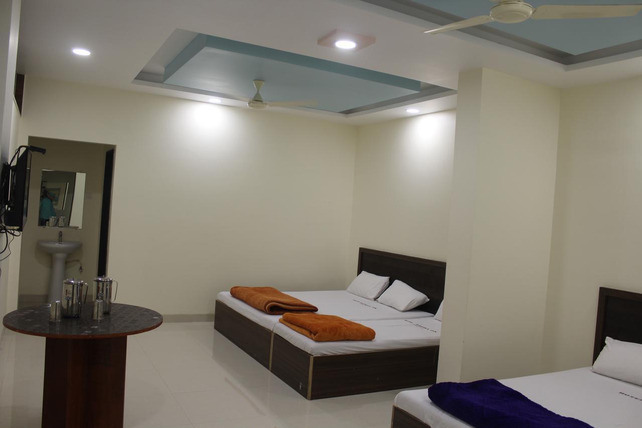 Hotel Radhika Inn Тримбак Екстериор снимка
