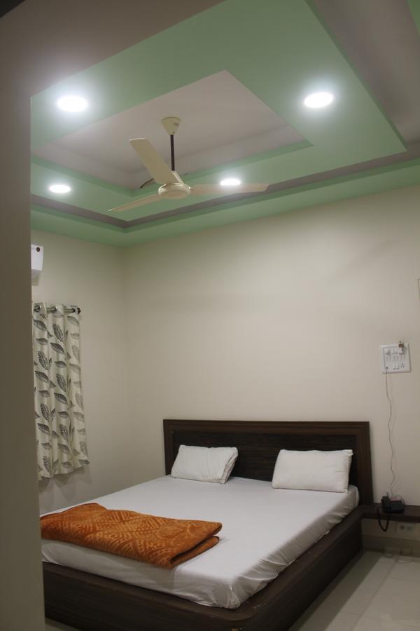 Hotel Radhika Inn Тримбак Екстериор снимка