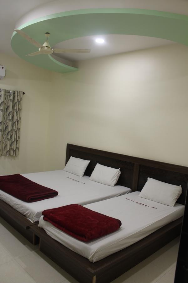 Hotel Radhika Inn Тримбак Екстериор снимка