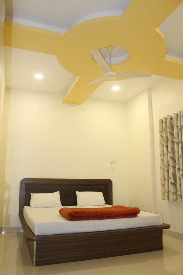 Hotel Radhika Inn Тримбак Екстериор снимка