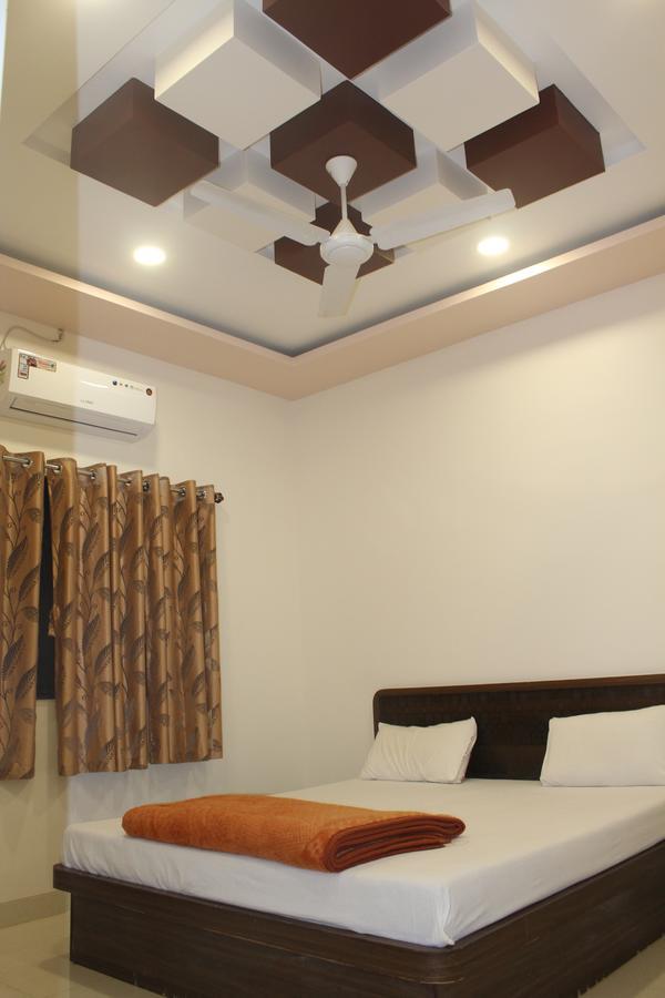 Hotel Radhika Inn Тримбак Екстериор снимка