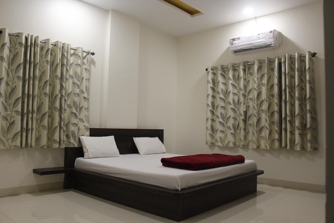 Hotel Radhika Inn Тримбак Екстериор снимка
