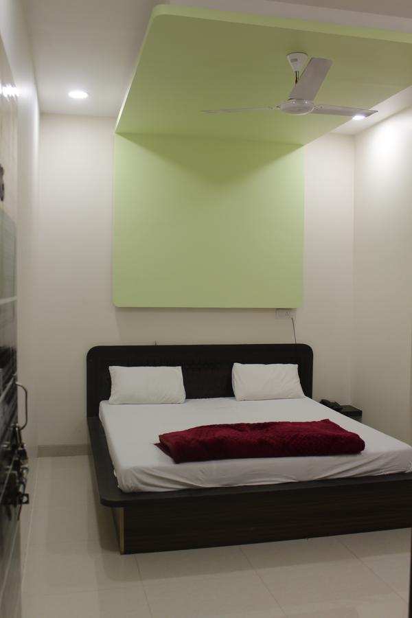 Hotel Radhika Inn Тримбак Екстериор снимка