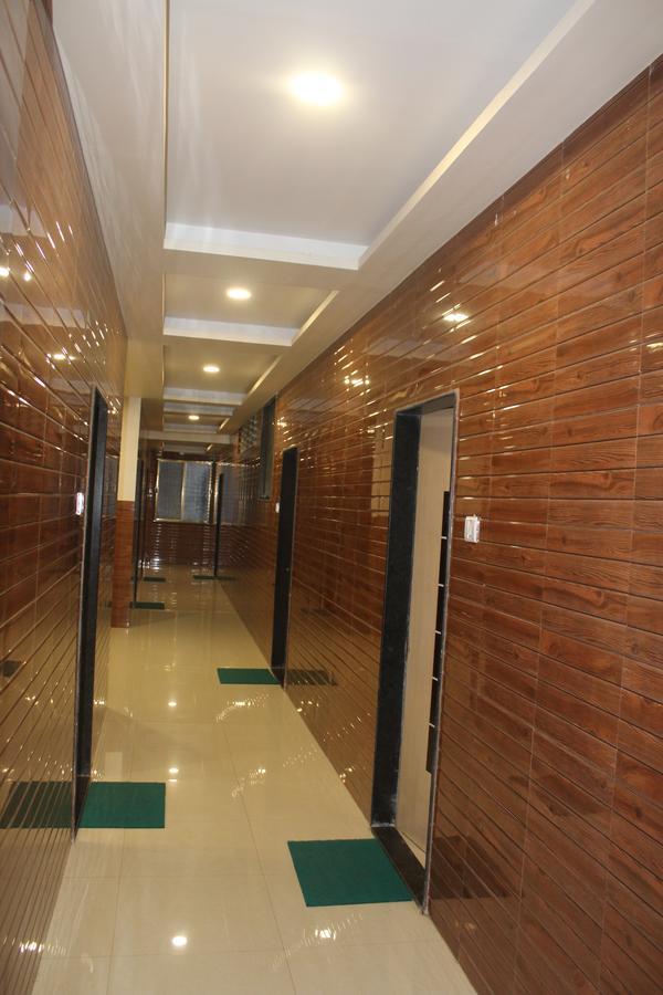 Hotel Radhika Inn Тримбак Екстериор снимка