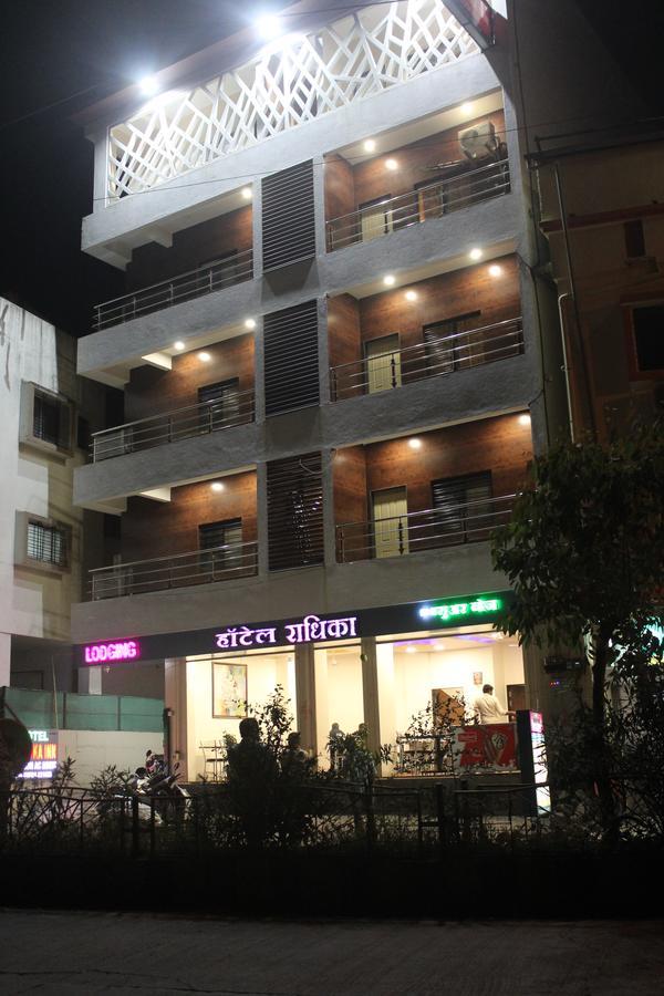 Hotel Radhika Inn Тримбак Екстериор снимка