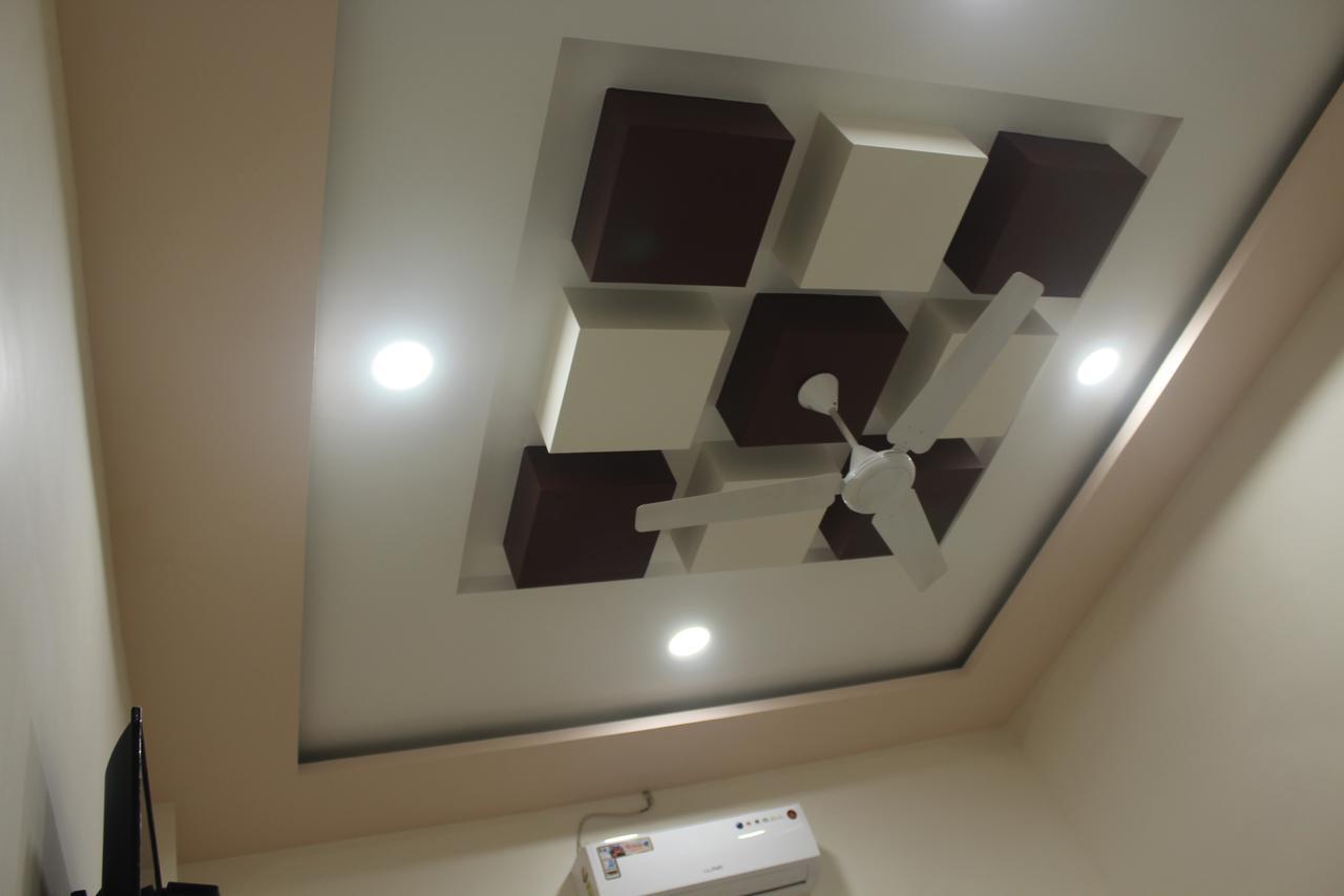 Hotel Radhika Inn Тримбак Екстериор снимка