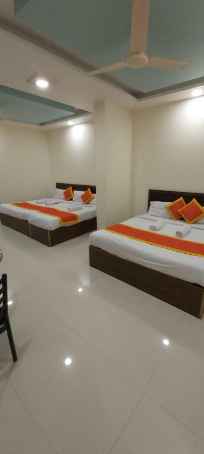 Hotel Radhika Inn Тримбак Екстериор снимка