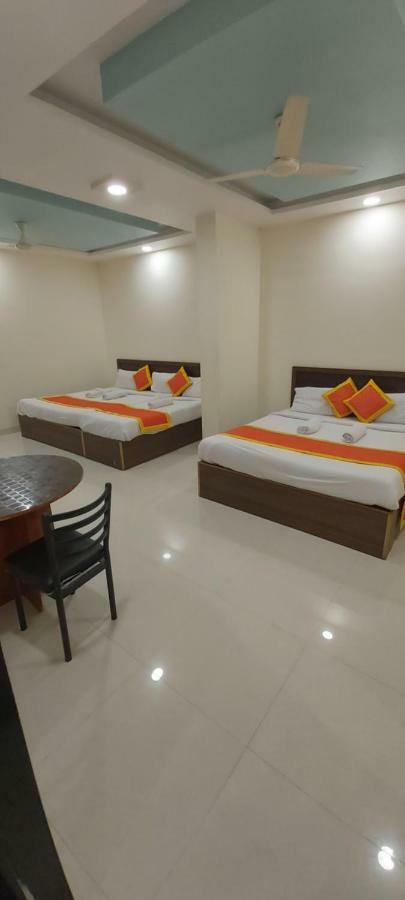 Hotel Radhika Inn Тримбак Екстериор снимка