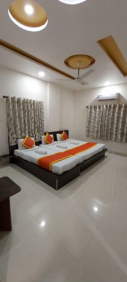 Hotel Radhika Inn Тримбак Екстериор снимка