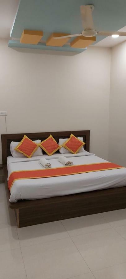 Hotel Radhika Inn Тримбак Екстериор снимка