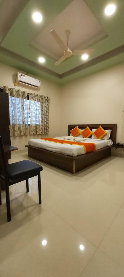 Hotel Radhika Inn Тримбак Екстериор снимка
