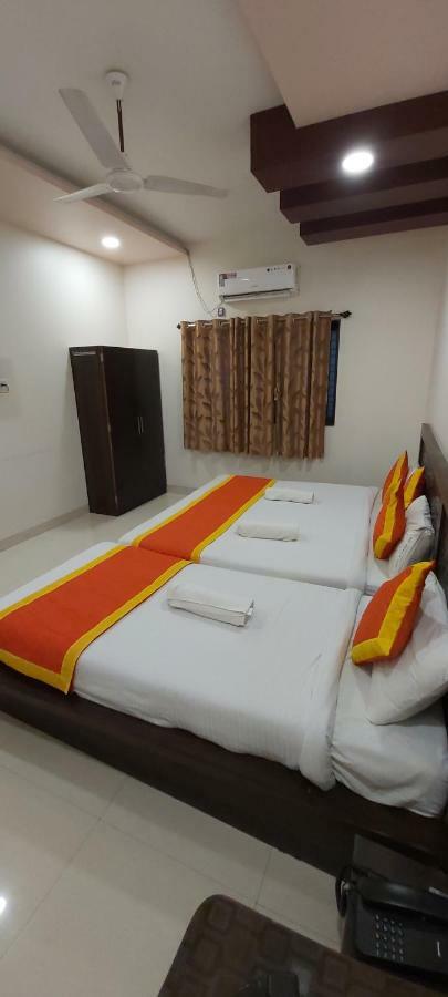Hotel Radhika Inn Тримбак Екстериор снимка