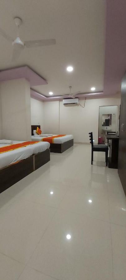 Hotel Radhika Inn Тримбак Екстериор снимка
