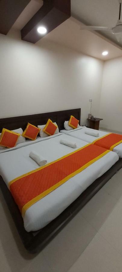 Hotel Radhika Inn Тримбак Екстериор снимка